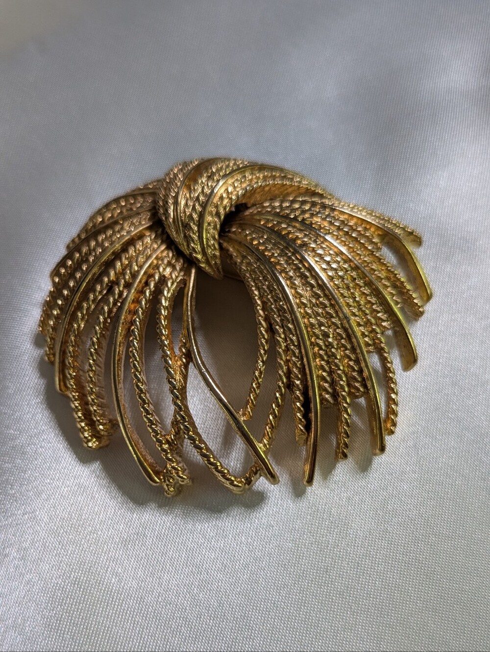 Vintage Monet Signed Gold Tone Textured Ribbon Wheat Sheaf Spray Brooch Pin